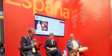 Lizamavel Collado presenta poemario en la Feria del Libro de Bogotá