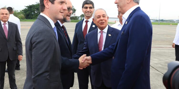 Presidente Abinader llega a Panamá, donde será orador principal del Congreso Mundial de Zonas Francas