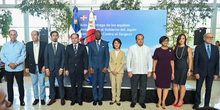El gobierno de Japón dona equipos al país para ayudar a minimizar el impacto del sargazo en las costas dominicanas.
