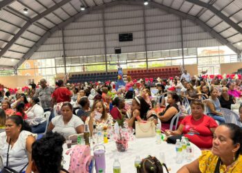 Comando de campaña de Carolina Mejía en SDE realiza fiesta para las madres