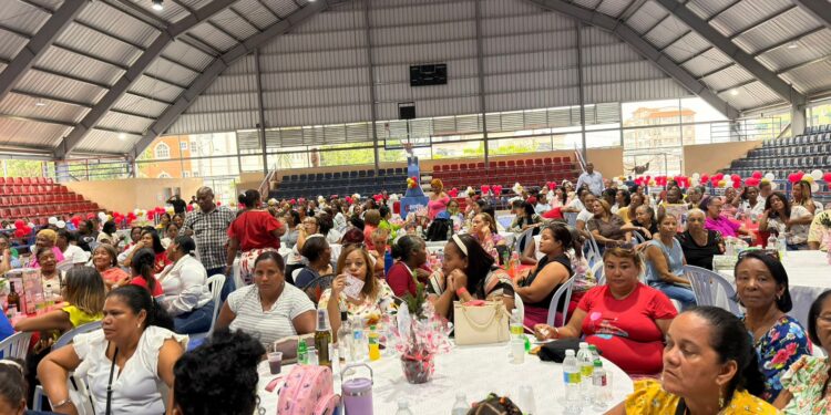 Comando de campaña de Carolina Mejía en SDE realiza fiesta para las madres
