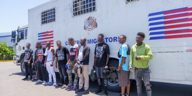 DGM deporta más de mil extranjeros en condición migratoria irregular durante operativos y controles fronterizos