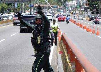 Conductor de motocicleta será puesto a disposición del Ministerio Público tras agredir agentes de la DIGESETT durante operativo en Villa Mella