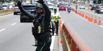 Conductor de motocicleta será puesto a disposición del Ministerio Público tras agredir agentes de la DIGESETT durante operativo en Villa Mella