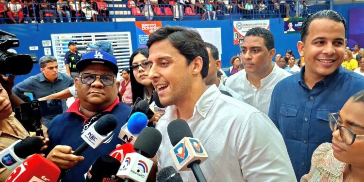 Raymond Rodríguez celebra con más de 700 Madres del Distrito Nacional