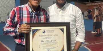Reconocen trayectoria&nbsp; del Doctor Cruz Jiminian a Diputado Junior Muñoz