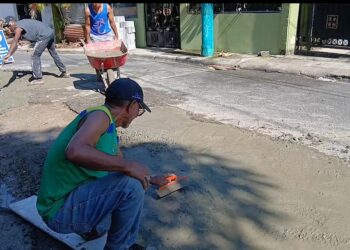 Ante ausencia de respuestas, residentes en Las Gloria de Los Alcarrizos, reparan calles