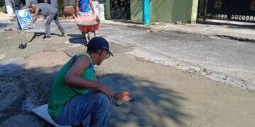 Ante ausencia de respuestas, residentes en Las Gloria de Los Alcarrizos, reparan calles