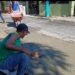 Ante ausencia de respuestas, residentes en Las Gloria de Los Alcarrizos, reparan calles