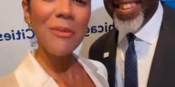 Alcalde de Chicago usa el micrófono de la cónsul Omara Corporán para inspirar a la juventud dominicana-