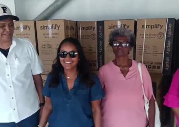 Viceministra Scarlet Benzan y Alcalde Francisco Peña llevan asistencia a sectores de SDO