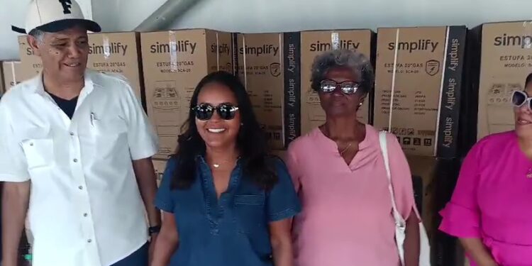 Viceministra Scarlet Benzan y Alcalde Francisco Peña llevan asistencia a sectores de SDO
