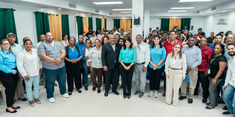 Fundación Reservas del País ofrece conferencia a microempresarios de Pedernales