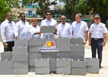 David Collado inicia&nbsp; malecón Boca Chica y dos parques.