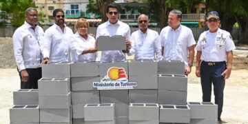 David Collado inicia&nbsp; malecón Boca Chica y dos parques.