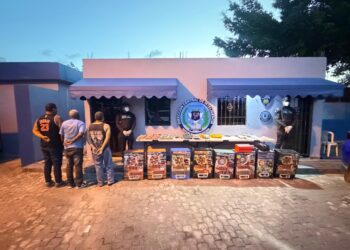 DINTEL ocupa cuatro pacas de marihuana, cuatro paquetes de presunta cocaína y más de RD$5 millones durante allanamientos en SDN; tres personas fueron detenidas