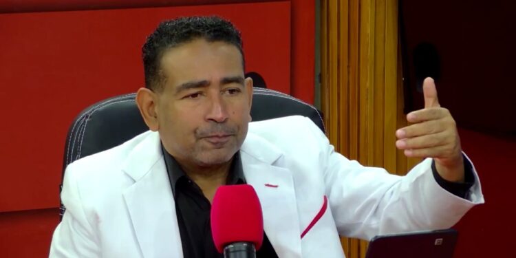 Califican positiva variación de medida de coerción a periodista y abogado Nelson Gutiérrez