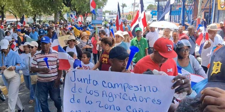 Barahona marcha para exigir regulación de actividades mineras, granceras y la recuperación de espacios públicos