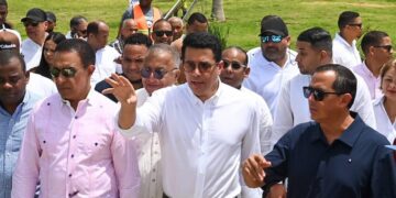David Collado supervisa construcción de obra en los Bajos de Haina.