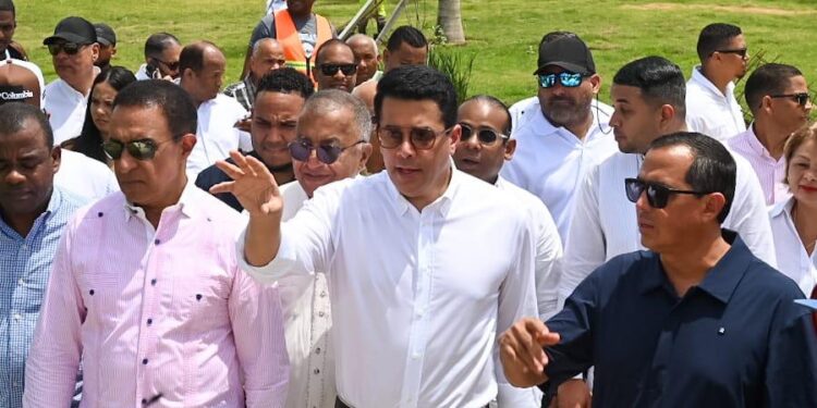 David Collado supervisa construcción de obra en los Bajos de Haina.