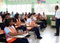 Milton Morrison imparte clases de educación vial a estudiantes de 6to. de bachillerato