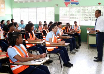 Milton Morrison imparte clases de educación vial a estudiantes de 6to. de bachillerato