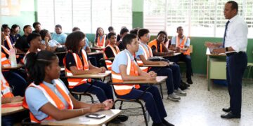 Milton Morrison imparte clases de educación vial a estudiantes de 6to. de bachillerato