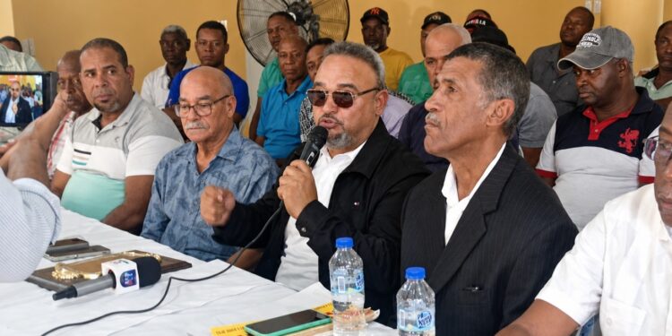 Tito Cambita considera un alivio para el transporte congelamiento de los combustibles por tres meses