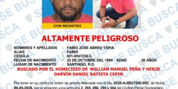 Buscan activamente a hombre acusado de homicidio y tentativa de homicidio en Santiago