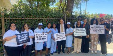 Comunidad Provida se manifiesta pacíficamente frente a TC en defensa del derecho a la vida desde la concepción, mientras pleno de jueces conocía acción de inconstitucionalidad que pretende forzar “tres causales” en nuevo CP