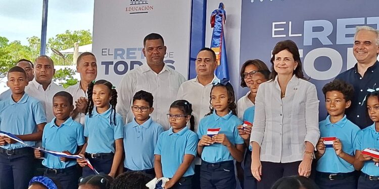 Gobierno entrega nuevo techado deportivo y remozamiento de 29 aulas escolares en Bayaguana, Monte Plata
