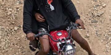 DICRIM persigue a dos presuntos asaltantes&nbsp; despojaron a una mujer de su celular en Marmolejos