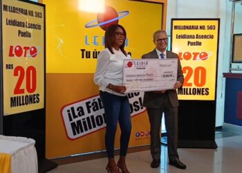 Leidsa entrega 20 millones a emprendedora ganadora del Loto