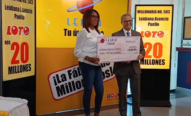 Leidsa entrega 20 millones a emprendedora ganadora del Loto