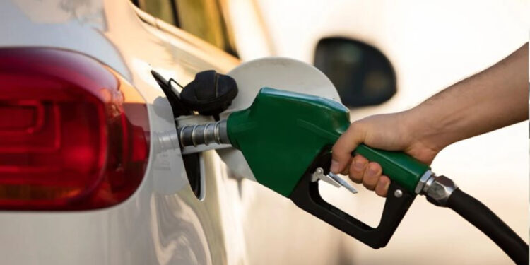 Gobierno rebaja RD$3 y RD$5 a los precios de las gasolinas