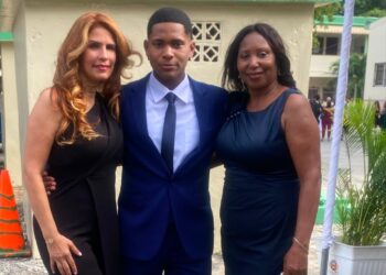 Joven Junior Armando Féliz recibe medalla al mérito en Liceo Matías Ramón Mella