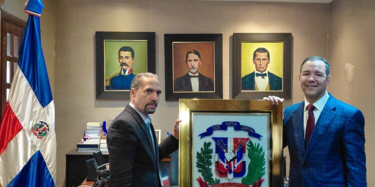 El presidente de Efemérides Patrias Juan Pablo Uribe recibe visita de Johnny Pujol secretario General del PLD